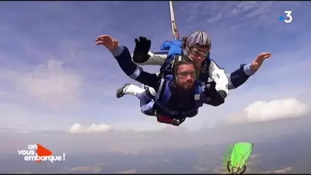 Rémi Camus saute en parachute au-dessus d'Orléans dans "On vous embarque !"