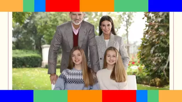 Letizia et Felipe d'Espagne assortis et épanouis avec leurs deux filles sur leur carte de vœux