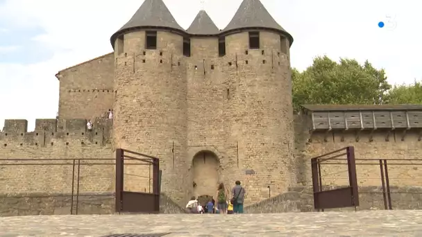 Aude : les touristes français nombreux dans la cité médiévale de Carcassonne