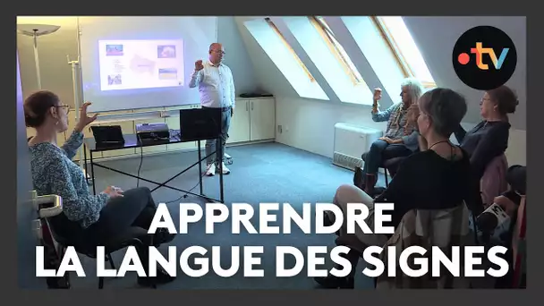 Un cours pour apprendre la langue des signes