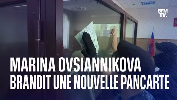 La journaliste antiguerre de la TV russe brandit une nouvelle pancarte lors de son procès