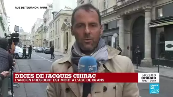 Des Parisiens se recueillent devant le dernier domicile de Jacques Chirac