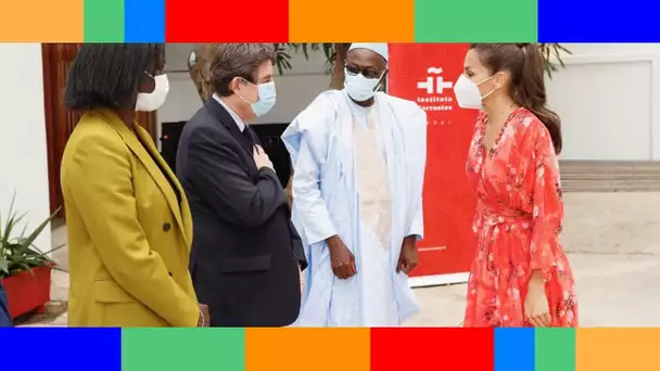 Letizia d'Espagne  la reine s'affiche dans une robe florale recyclée à Dakar