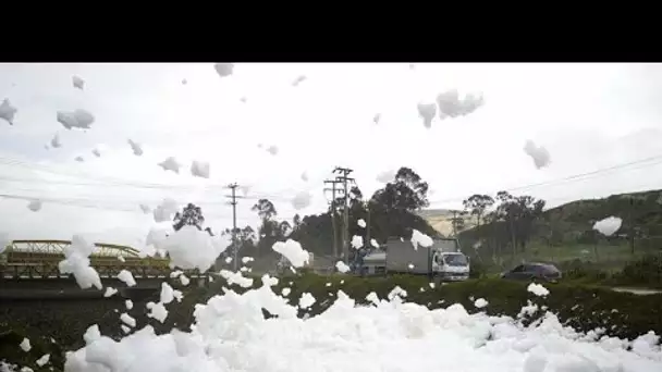 De la mousse contaminée inquiète les habitants de Mosquera en Colombie