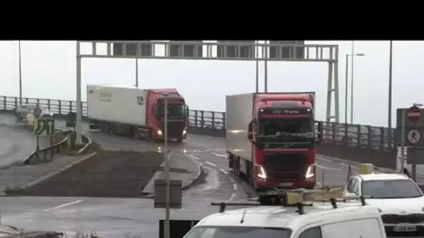 Covid-19 au Royaume-Uni : bloqués à Douvres, les chauffeurs routiers s'impatientent