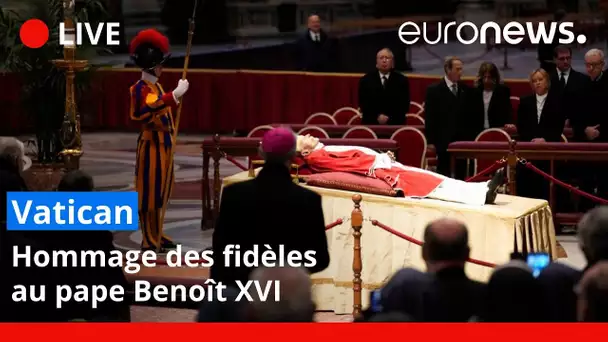 En direct | Hommage des fidèles au pape Benoît XVI