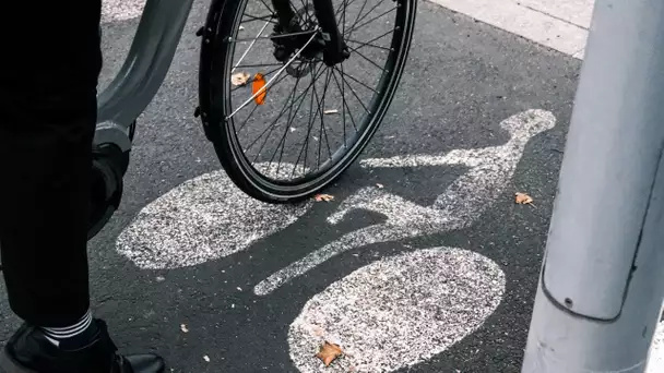 Lumière, vêtements réfléchissants... À Lille, la préfecture sensibilise les cyclistes à l'heure d…