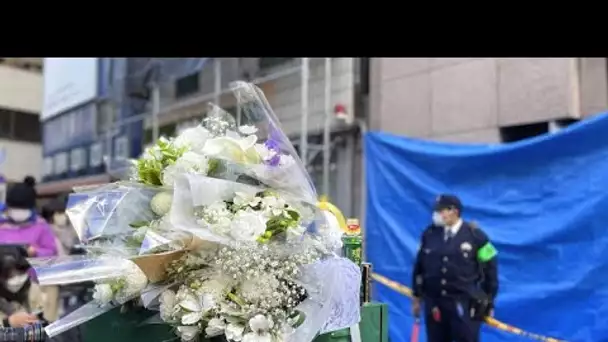 Les habitants d'Osaka rendent hommage aux victimes d'un incendie meurtrier