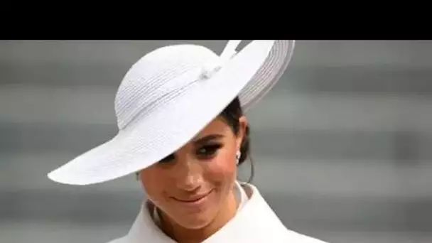 Meghan d'un coup subtil alors qu'elle dit au public d'ignorer les "voix fortes des petits endroits"