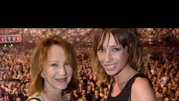 Nathalie Baye décorée de la Légion d'honneur, sa fille Laura Smet aux anges