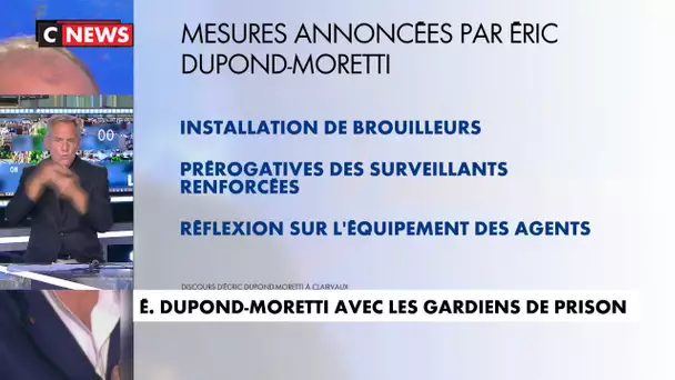 Eric Dupond-Moretti avec les gardiens de prison