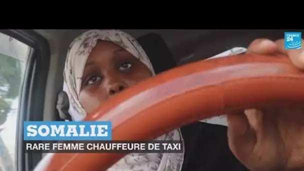 Somalie : une jeune femme défie les stéréotypes au volant de son taxi