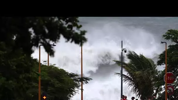 EN DIRECT - L'oeil du cyclone Belal fond sur La Réunion, en alerte maximale