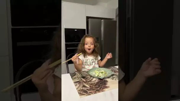 ELLE MANGE AVEC DES BAGUETTES À 3 ANS ! 😱