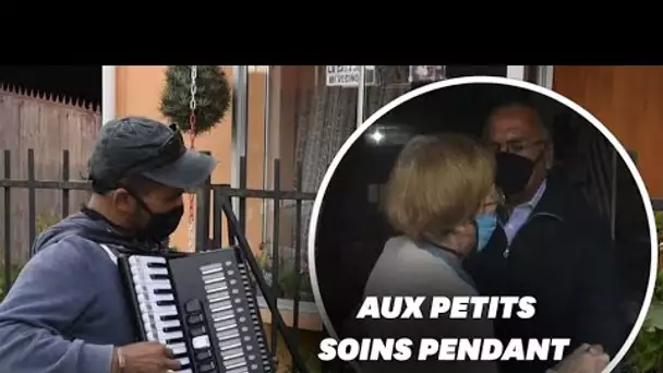 Au Chili, cet accordéoniste a trouvé le moyen d'occuper ses parents pendant le confinement