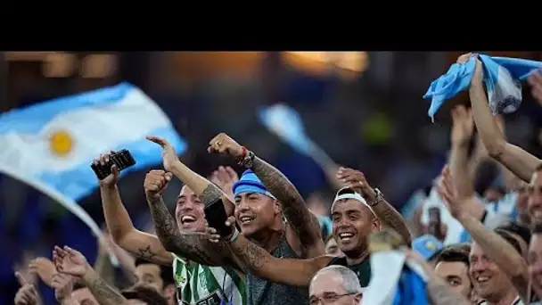 Un fan argentin demande sa copine polonaise en mariage, avant le match opposant les deux pays