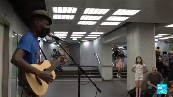 Covid-19 en France : le retour des musiciens du métro • FRANCE 24