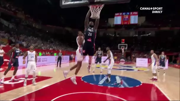 Passe à terre puis un gros dunk