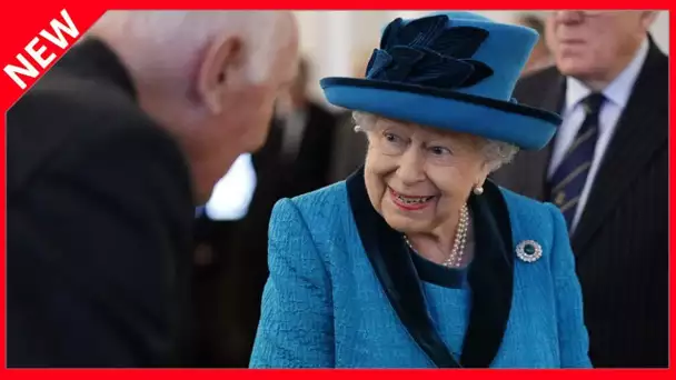 ✅  Pourquoi Elizabeth II porte-t-elle toujours des tenues colorées ?