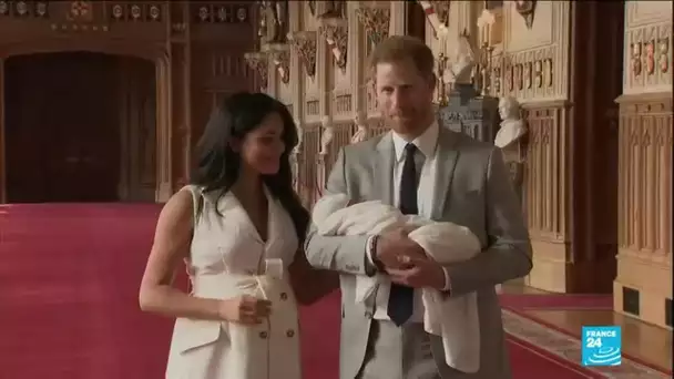 Le prince Harry et son épouse Meghan présentent leur fils au public