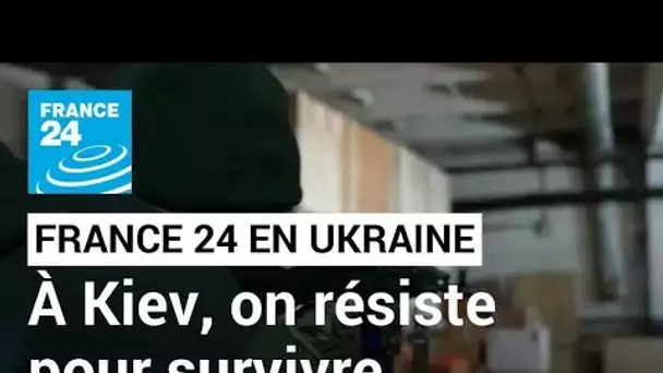 À Kiev, les habitants entrent dans la résistance pour leur survie • FRANCE 24