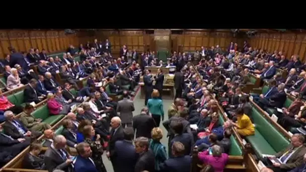 Les députés britanniques votent de justesse pour forcer Theresa May à reporter la date du Brexit