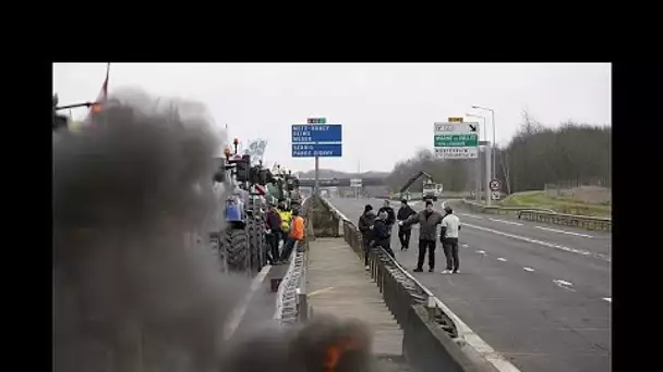 France : les agriculteurs resserrent l'étau sur Paris