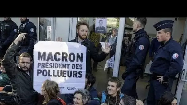 "Scène de crime climatique" : quelques centaines de militants se sont déployés à La Défense