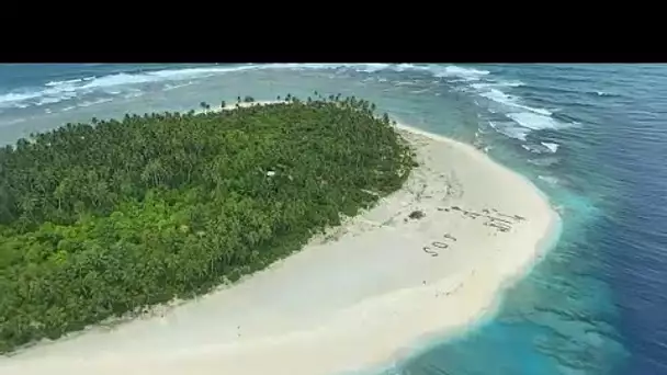 Sauvé par un S.O.S dans le sable au milieu du Pacifique