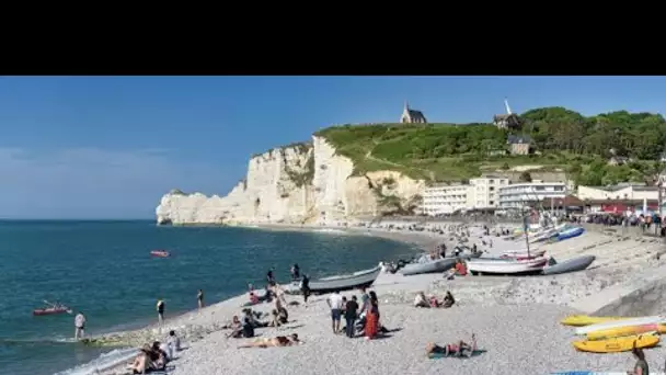 «On plaint ceux qui subissent la canicule» : à Étretat, les touristes profitent de la fraicheur