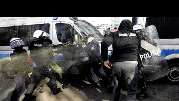 Manifestation anti-restrictions à Varsovie, après un durcissement des mesures sanitaires