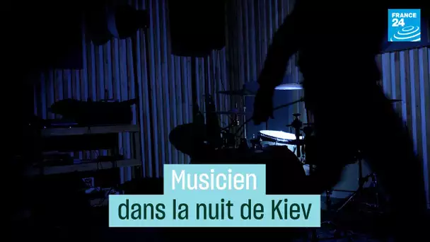 Musicien dans la nuit de Kiev • FRANCE 24