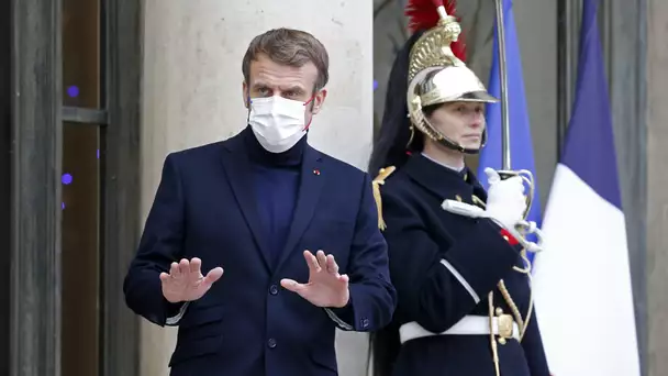 Face à Emmanuel Macron, elle écrit "Fuck you" sur ses mains et le lui montre