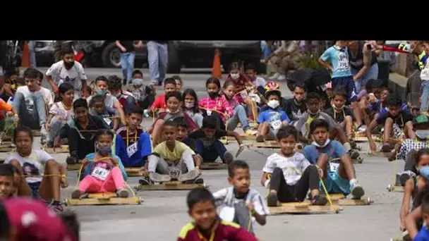 Cette course annuelle de "carruchas" fait le bonheur de ces enfants vénézuéliens