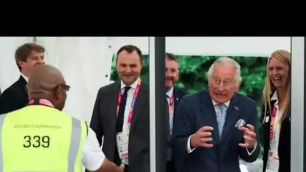 Le prince Charles GRIMACES alors qu'il traverse un détecteur de métal aux Jeux du Commonwealth