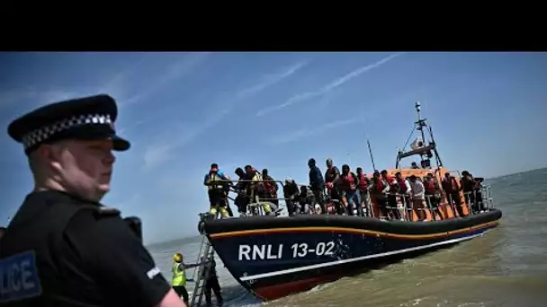 Près de 1 300 migrants arrivent en Grande-Bretagne par bateau en une journée, du jamais-vu