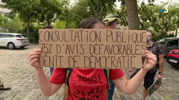 Des opposants à la chasse aux renards manifestent devant la préfecture de Rouen