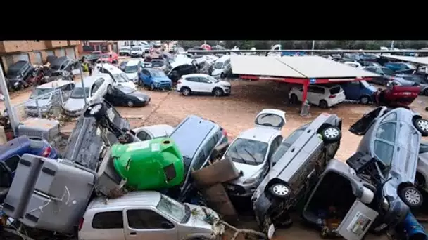 Inondations en Espagne : des volontaires s'affairent à nettoyer les rues malgré les risques sanit…