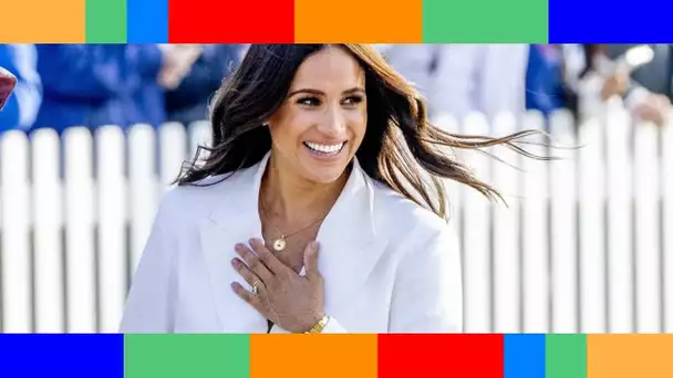 Meghan Markle sublime en total look blanc  découvrez le prix salé de sa tenue Valentino