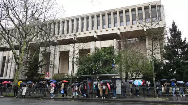 «Midi contre Poutine» : à Paris, des centaines de personnes rassemblés devant l'ambassade de Russie