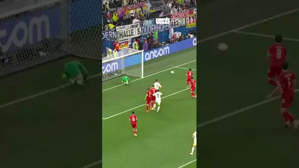 🤩 L'arrêt MAGIQUE de Kasper Schmeichel sur cette tête de Kai Havertz !!! #shorts