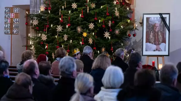 «C'était un pape de qualité» : dans les églises, les fidèles français disent adieu à Benoît XVI