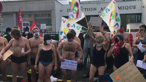 Les profs d'EPS manifestent nus devant l'Inspection d'Académie à Périgueux