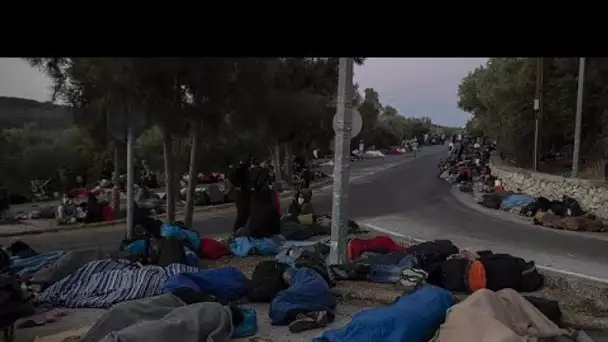 La laborieuse mise aux abris des réfugiés du camp de Moria, des navires arrivent