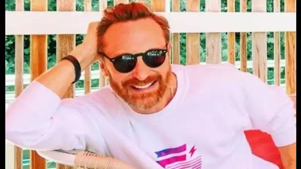 PHOTO : Torse nu, abdos saillants et bronzage parfait, David Guetta séduit les...