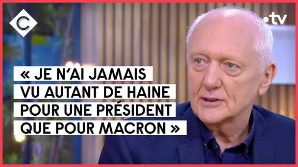 Macron, pourquoi tant de haine ? avec Nicolas Domenach et Maurice Szafran - C à Vous - 13/01/2022