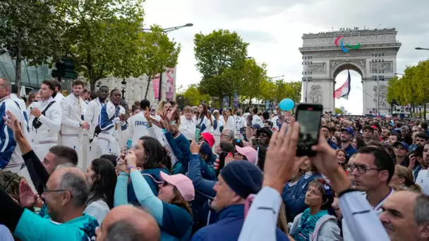 Sur les Champs-Elysées, une foule nostalgique acclame une dernière fois les champions des Jeux