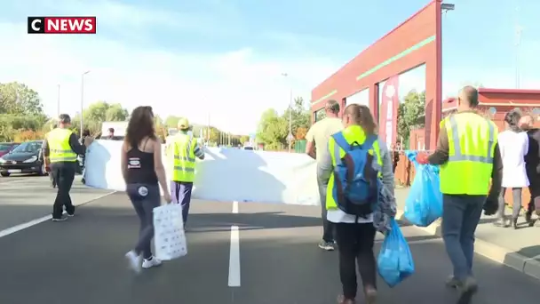 Un an après, des gilets jaunes continuent leurs actions