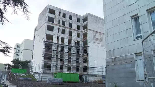 Déconstruction d'un immeuble dans le quartier de Villeneuve-les-Salines à La Rochelle