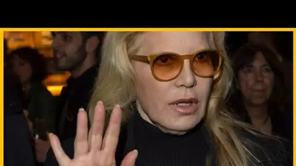 Sylvie Vartan imperturbable malgré un (petit) incident sur le tournage du Réveillon de France 2